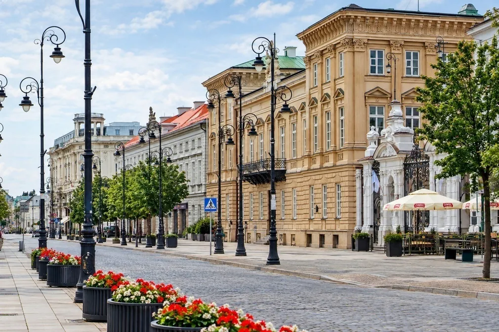 Krakowskie Przedmieście w Warszawie we wczesnym porannym świetle